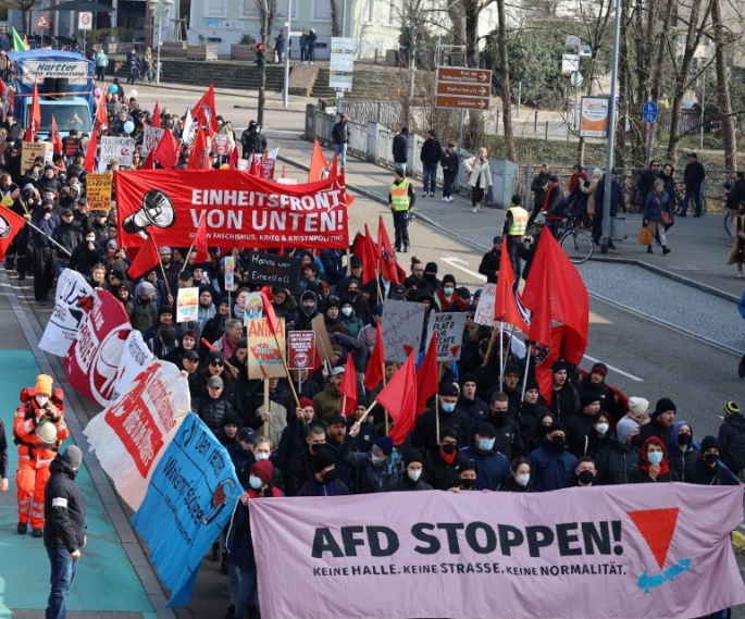 Almanya'nın Köln ve Düsseldorf  kentlerindeki ırkçılık karşıtı gösterilere on binlerce kişi katıldı