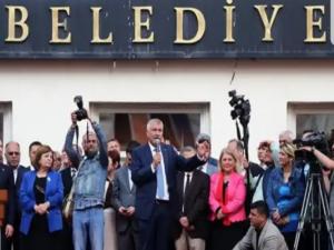 Adana Büyükşehir Belediye Başkanı Zeydan Karalar mazbatasını aldı
