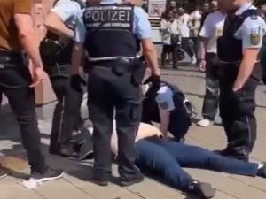 Alman polisi  döverek  öldürdü