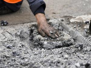 Almanya'da aktivistler ellerini asfalta yapıştırdı, trafik durdu