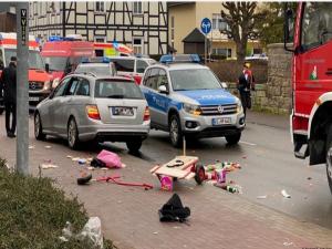 Almanya'da araç karnaval geçit törenine daldı, 30 yaralı var