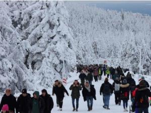 Almanyada kar kaosu: Polis yolları kapadı
