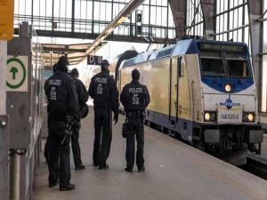 Almanyada trende tecavüz iddiasi! 750 yolcu gözaltında