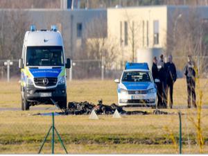 Almanyada uçak düştü: İki kişi öldü