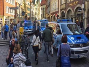 Almanya'nın Münster kentinde bir araç kalabalığa daldı: Ölü ve yaralılar var