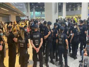 Almanyada Havalimanında kaos Türkiyeye uçuşlar durduruldu
