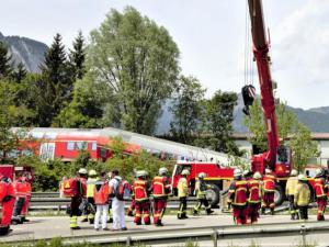 Almanyada tren kazası  dört kişi yaşamını yitirdi 30 yaralı