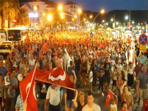 Ayvalık'da Zafer Bayramı Fener Alayına Yaklaşık sekiz bin kişi katıldı