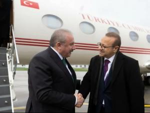 Başkanlar zirvesi için plaka gelen meclis başkanı Mustafa Şentop'u  Büyükelçi Egemen Bağış karşıladı