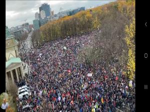 Berlin'de koronavirüs önlemleri protesto edildi