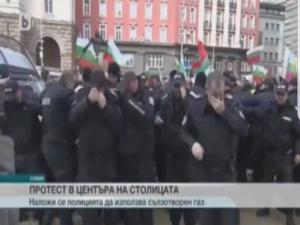 Bulgaristanda polis biber gazını kendine sıktı