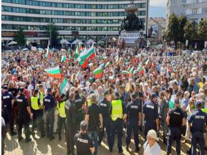 Bulgaristanda üç gün sürecek hükümet protestosuna dün 34.000 kişi katıldı.