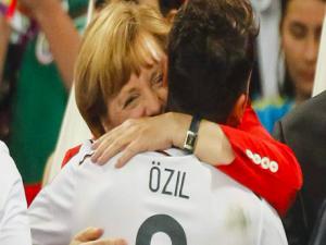 Merkelden Mesut Özil açiklamasi; O büyük bir oyuncu.