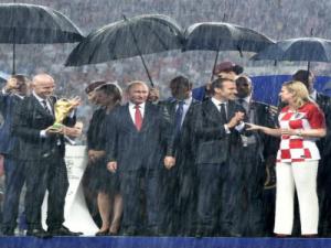 Rusya 2018 Dünya Kupası seremonisinde madalyayı cebine attı! Nedeni sonradan anlaşıldı