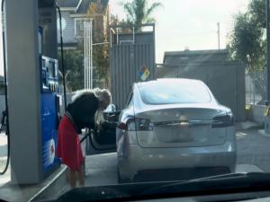Tesla Model S'e Benzin İstasyonundan Yakıt Almaya Çalışan Kadının Kahkaha Attıran Halleri