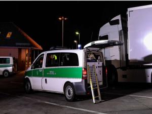 Türkiye plakalı kamyondan 31 sığınmacı çıktı