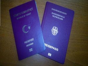 Türkiyeye giden çifte Vatandaşlar dikkat Pasaportlara el koyuyorlar 