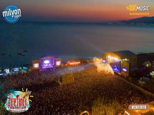 Zeytinli Rock Festivali'ne 5 günde 250 bin kişi katıldı.!