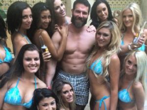  Profesyonel kumarbaz ve playboy Dan Bilzerian dün gece Los Angeles'ta tutuklandı.