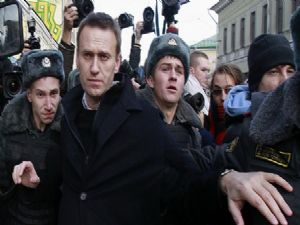 Putin muhalifi Navalny'ye 3.5 yıl hapis cezası