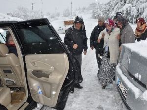 Başkan yaralı ve hamile kadınları makam aracıyla taşıttı