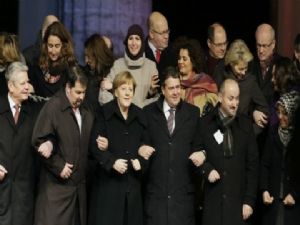 Merkel Müslüman toplumunun gösterisine katıldı