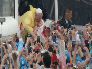 The Pope's mass in the rain 6 million people voted.&Papa'nın yağmur altındaki ayinine 6 milyon kişi katıldı.