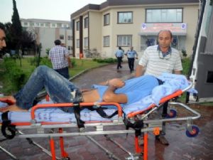 Antalya'da girdiği polis merkezi bahçesindeki bayrağı indirmeye çalışan Cengiz Önkol isimli vatandaşı, polis bacağından vurdu.