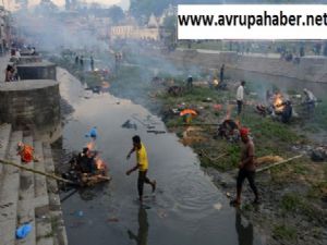 Nepal'de Cesetleri yakmaya başladılar