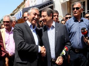 Kıbrıs'ta bir ilk...İki liderden çözüm yürüyüşü
