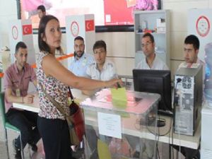 Cumhurbaşkanı seçimi için karayolu, havalimanları ve limanlardaki 42 gümrük kapısında oy verme işlemi devam ediyor.