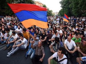 Ermenistan'da Cumhurbaşkanlığı Sarayını Kuşattılar..!