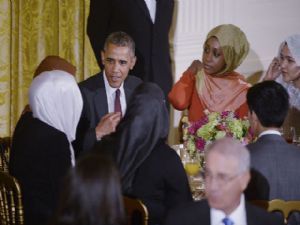 Obama Müslümanlarla iftar yemeğine katıldı,Furkan Suresi'nden ayet okudu.