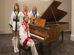 İsveç'li ABBA'nın piyanosu açık artırmada