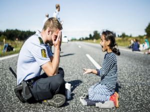 Danimarkalı Polis ve Mülteci Küçük Bir Kızdan Tüm Dünyaya İnsanlık Dersi