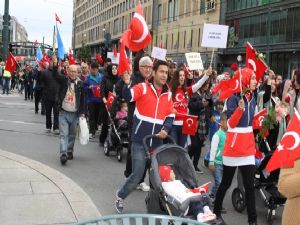 Norveç oslo Türkler terörü kınama yürüyüşü düzenlediler