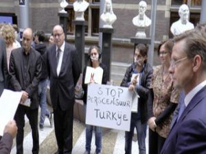 Hollandalı gazeteciler, Türkiye'de basına baskıları mecliste protesto etti