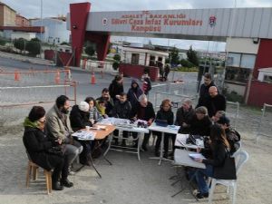 Cumhuriyet'in yazı işleri toplantısı Silivri Cezaevi'nin önünde yapıldı