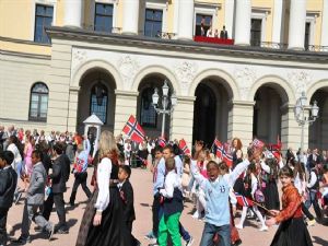 NORVEÇ MİLLİ BAYRAMINI KUTLADI.(FEIRET NORGES NASJONALDAG )