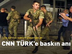 CNN Türk binasına giren bir grup asker önce yayını kestirdi, ardından binayı zorla boşalttırdı.