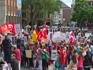 Almanya'da Erdoğan destekleyenler ve karşıtı gösteriler endişelendiriyor..!
