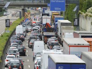 ALMANYA A3 YOLUNDA BOMBA ÇİLESİ