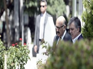 Abdullah Gül, Erbakan'ın kabrini ziyaret etti