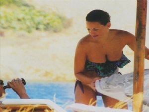 Yunan Bakan bikinisiyle paparazzilere yakalandı