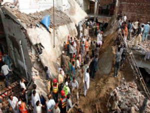 Pakistan'da Cami çöktü: 18 ölü
