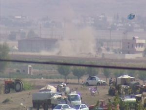 Kobane'ye üç koldan saldırı