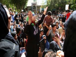 Binlerce İranlı Kadın sokaklarda