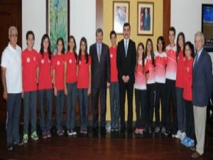 <font color=red>Balıkesir Gençlik Spor Kulübü ve Gençlik spor il müdürü İlhan arslan Oryantring Takımı Oryantring Federasyonu Başkanı Koray DEVER ile birlikte Balıkesir Valisi Ahmet TURHAN'ı makamında ziyaret etti.</font>