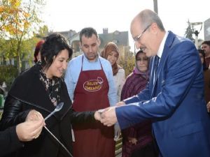 Balikesir Altıeylül İlçe Kadın Kollarının Yıldız Mahallesinde Muharrem Ayı için düzenlediği aşure hayrı büyük ilgi gördü.